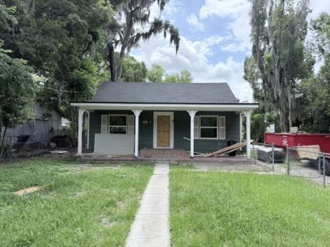 Front-porch cottage under live oaks in Palatka